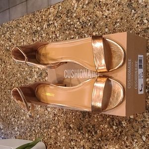 Cushionaire Alba, color Gold, size 8 1/2, 2.25" heel